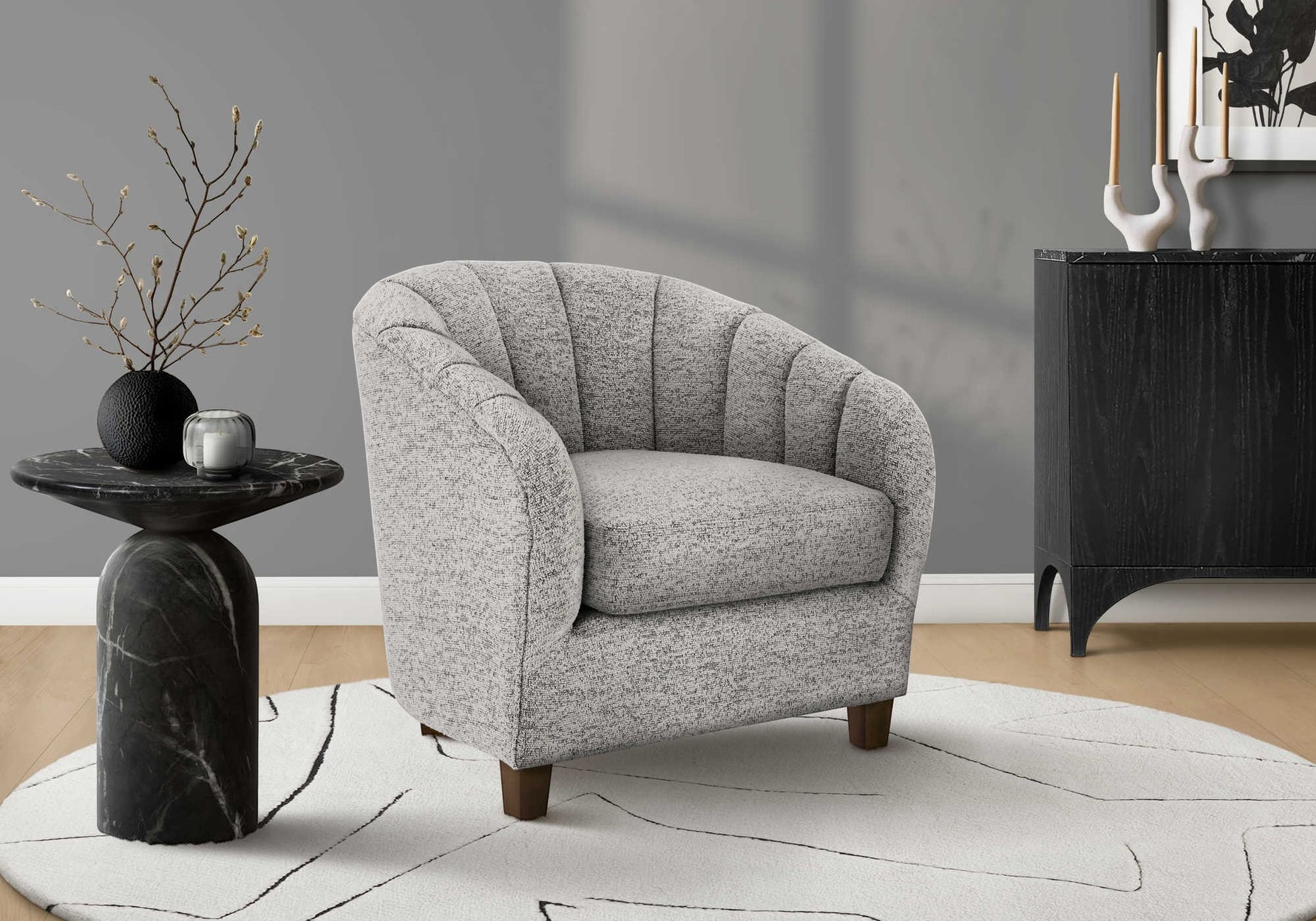 Fauteuil d'appoint Noella TOCO Meubles gris chiné, dossier arrondi, pieds en bois, style contemporain.