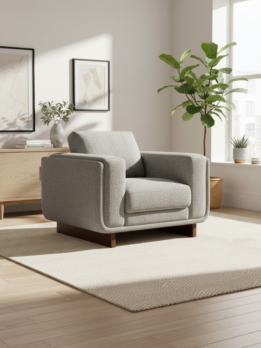 Fauteuil Simone TOCO Meubles gris en tissu texturé avec base en bois massif dans un salon lumineux et moderne