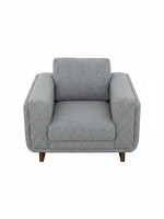 Fauteuil Simone gris en tissu avec pieds en bois foncé, design moderne par TOCO Meubles