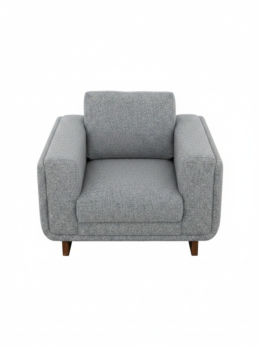 Fauteuil Simone gris en tissu avec pieds en bois foncé, design moderne par TOCO Meubles