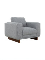 Fauteuil Simone gris en tissu texturé avec base en bois massif, proposé par TOCO Meubles