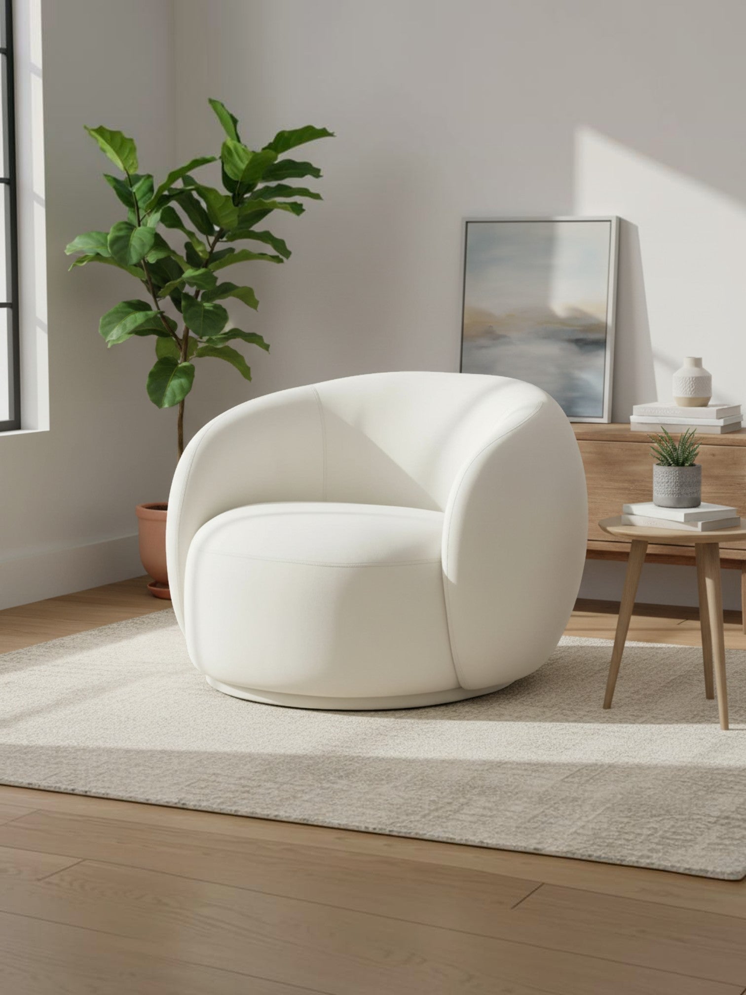 Fauteuil pivotant Swayn blanc en velours par TOCO Meubles dans un salon moderne avec plante et table d'appoint