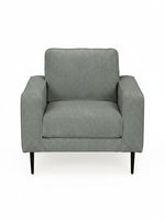 Fauteuil Zela de TOCO Meubles en tissu gris avec accoudoirs larges et pieds noirs fins