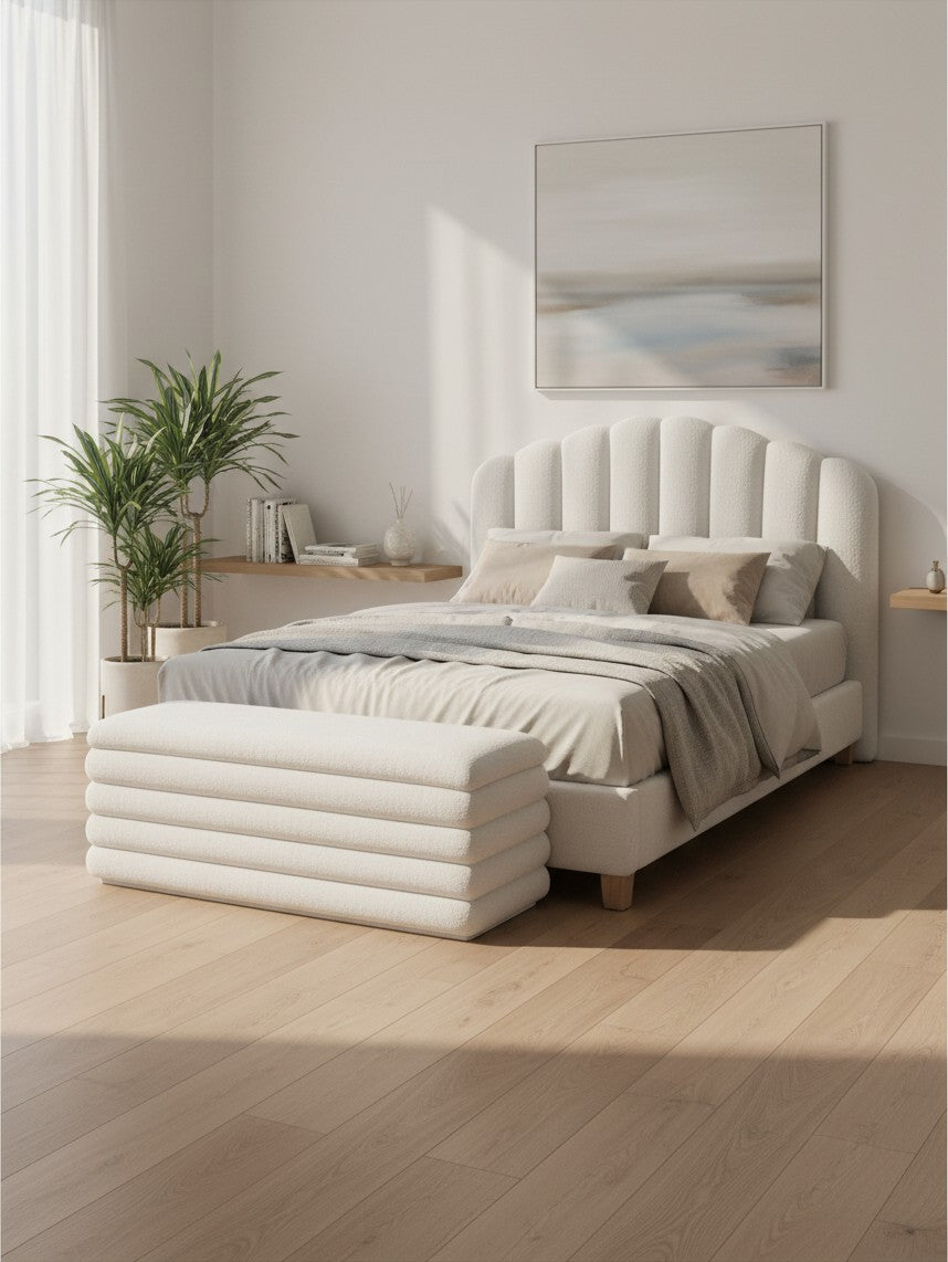 Grand lit Adele TOCO Meubles plateforme blanc effet peluche avec tête de lit arrondie et pieds en bois naturel