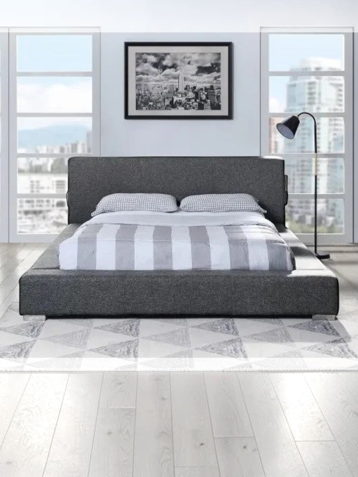 Grand lit Billie TOCO Meubles gris rembourré avec tête de lit confortable, ports USB intégrés et cadre bas moderne.