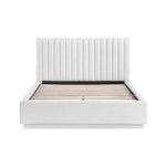 TOCO Meubles Grand lit King blanc rembourré avec tête de lit capitonnée verticale et base plateforme.