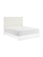 Grand lit TOCO Meubles Céleste avec tête de lit en fausse fourrure crème capitonnée et cadre blanc perle épuré