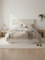 Grand lit Céleste TOCO Meubles avec tête de lit capitonnée en fausse fourrure crème et cadre blanc perle moderne