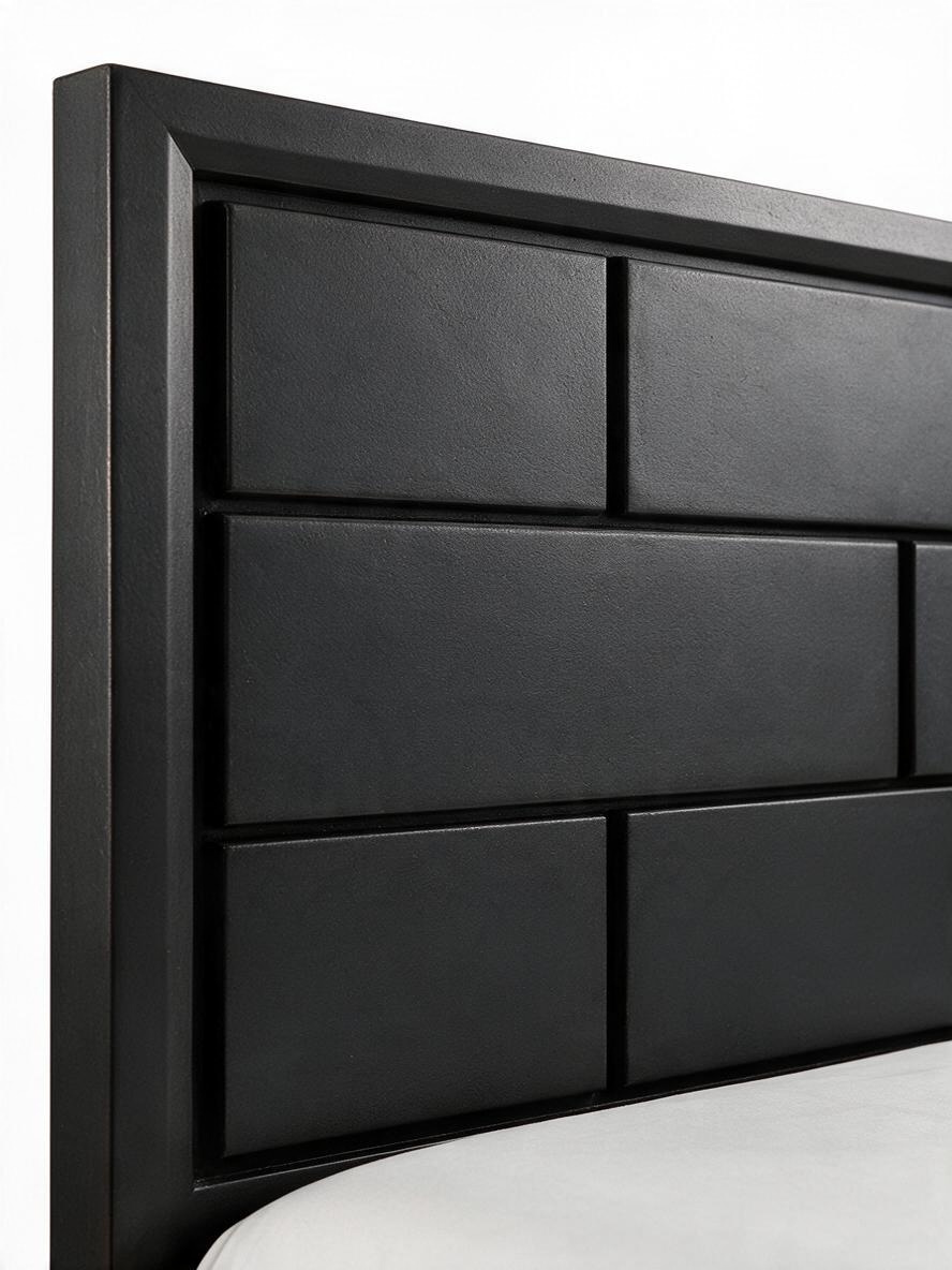 Gros plan sur la tête de lit contemporaine TOCO Meubles Elio avec son fini gris texturé effet grain de bois