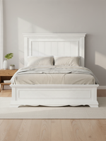 Grand lit TOCO Meubles Florence blanc au style classique avec tête de lit à panneaux moulurés dans une chambre