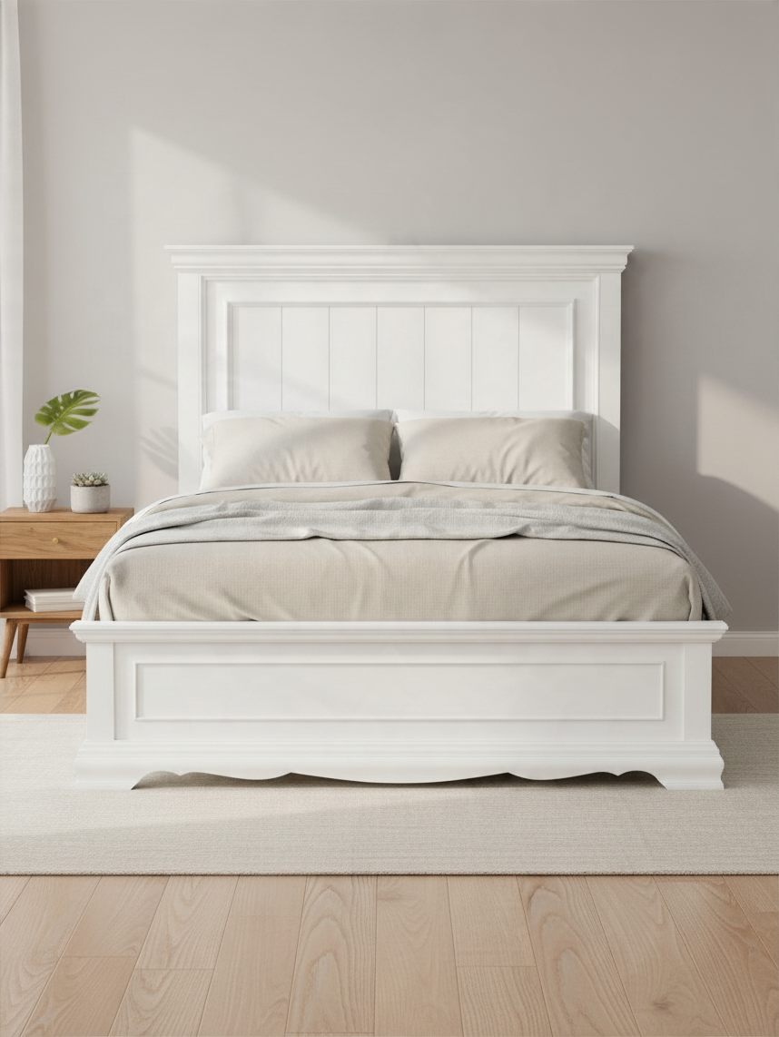 Grand lit TOCO Meubles Florence blanc au style classique avec tête de lit à panneaux moulurés dans une chambre