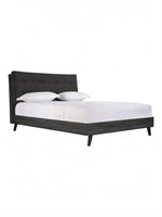 TOCO Meubles Grand lit Gianni queen gris foncé en velours et imitation bois, tête de lit capitonnée, pieds métalliques inclinés.