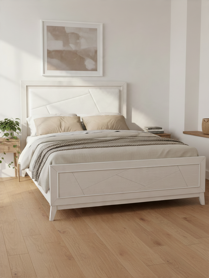 Grand lit Iris TOCO Meubles en chêne blanc antique avec tête de lit rembourrée en chenille ivoire et motifs géométriques