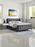 Grand lit Juliette TOCO Meubles en velours gris avec tête de lit capitonnée et pieds en métal noir contemporains
