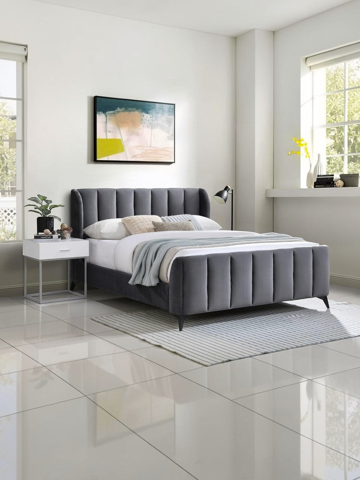 Grand lit Juliette TOCO Meubles en velours gris avec tête de lit capitonnée et pieds en métal noir contemporains