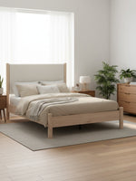 Grand lit Margot TOCO Meubles avec tête de lit rembourrée beige et structure en bois clair dans une chambre boho