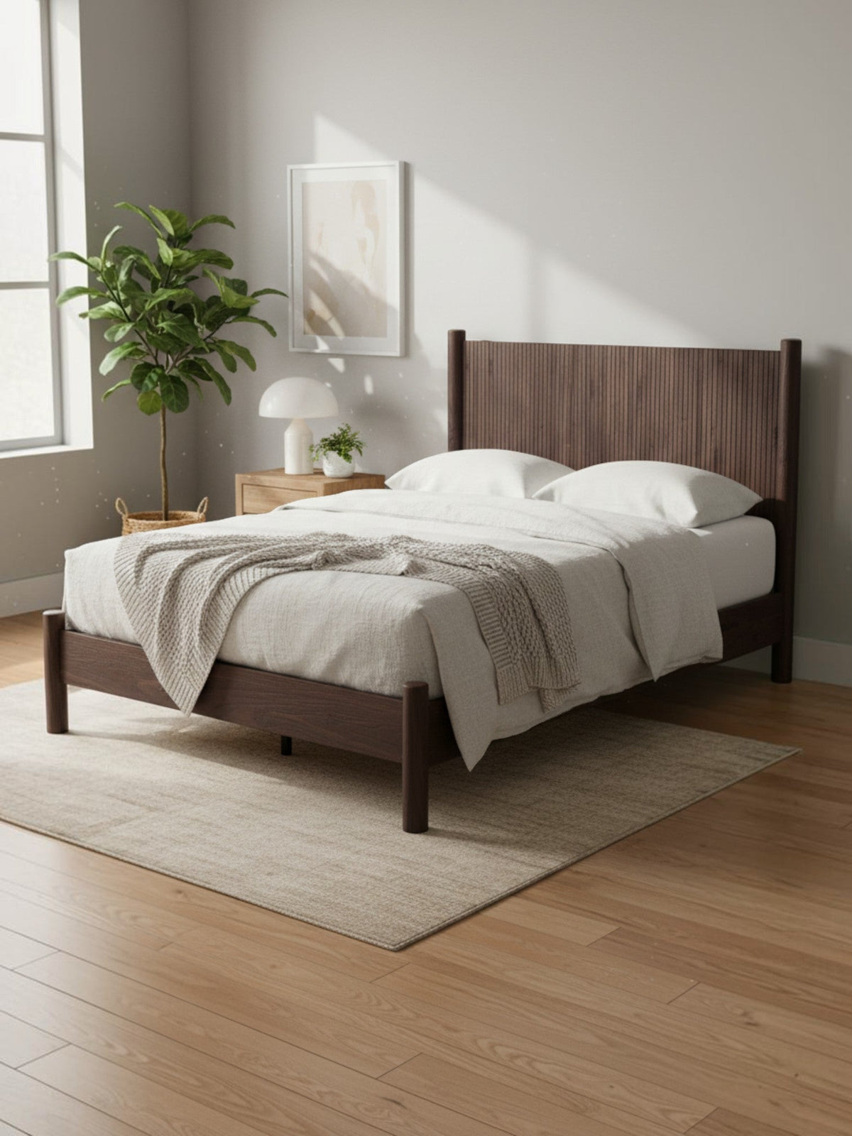 Grand lit Maya TOCO Meubles en bois brun avec tête de lit texturée dans une chambre bohème moderne et lumineuse