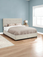 Grand lit Naya TOCO Meubles avec tête de lit capitonnée beige et tiroirs de rangement intégrés dans une chambre