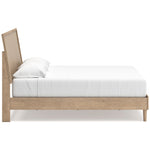 TOCO Meubles Grand lit Olive en bois clair avec tête de lit en cannage beige, style contemporain.