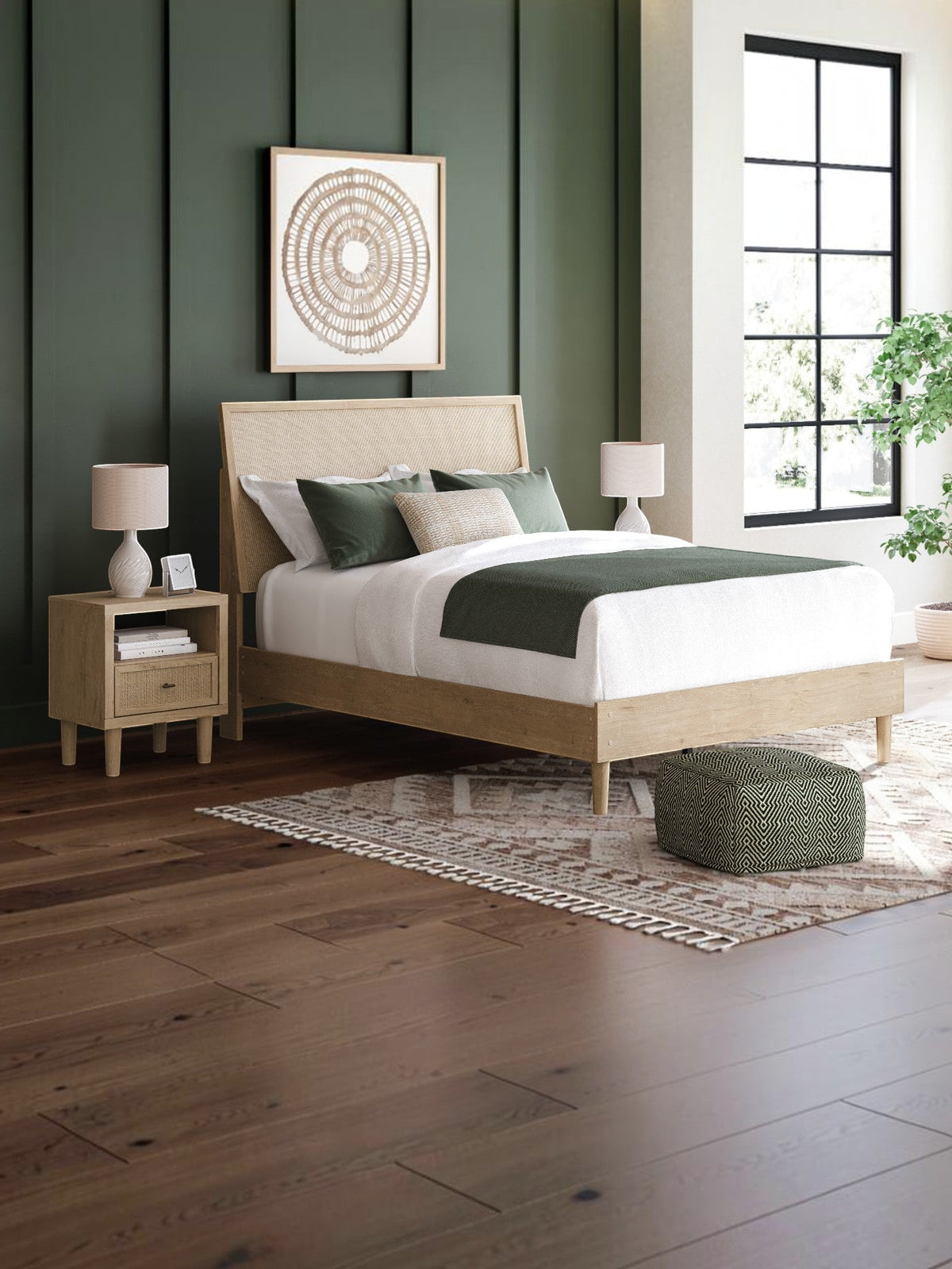 Grand lit Olive TOCO Meubles en bois clair avec tête de lit texturée effet canne dans une chambre moderne