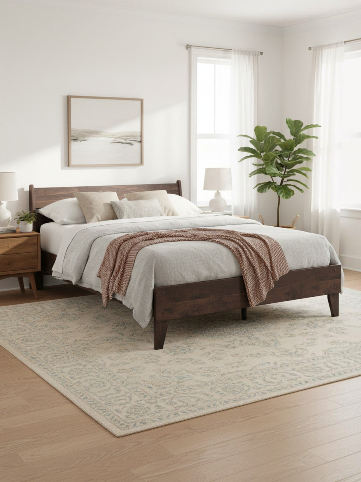 Grand lit Ramona TOCO Meubles en bois brun avec finition noyer dans une chambre moderne et épurée