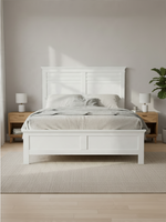 Grand lit TOCO Meubles Rosalie blanc au style champêtre avec tête de lit moulurée dans une chambre moderne
