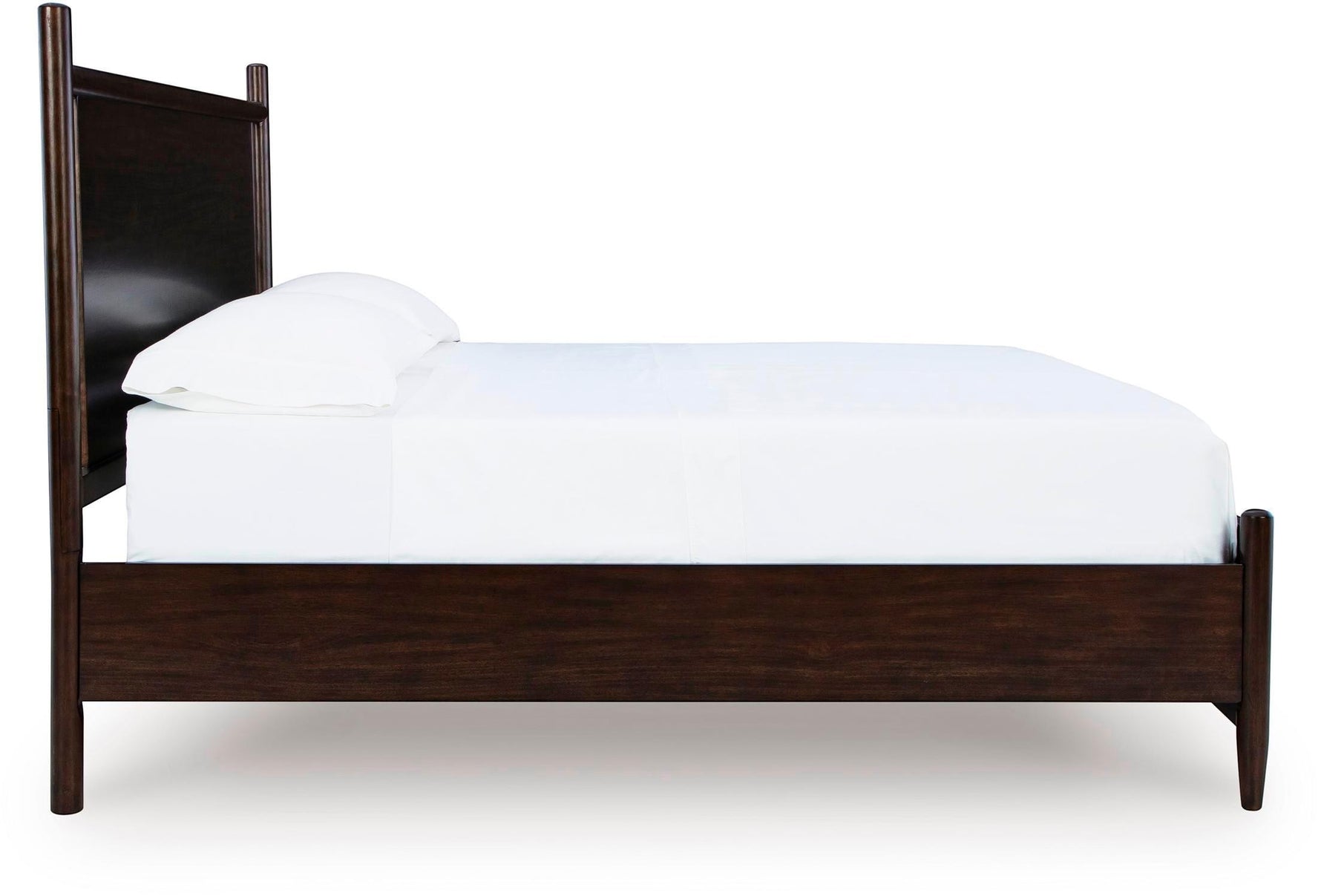 Grand lit Rosie TOCO Meubles en bois merlot avec tête de lit et pieds arrondis, style Mid-Century.