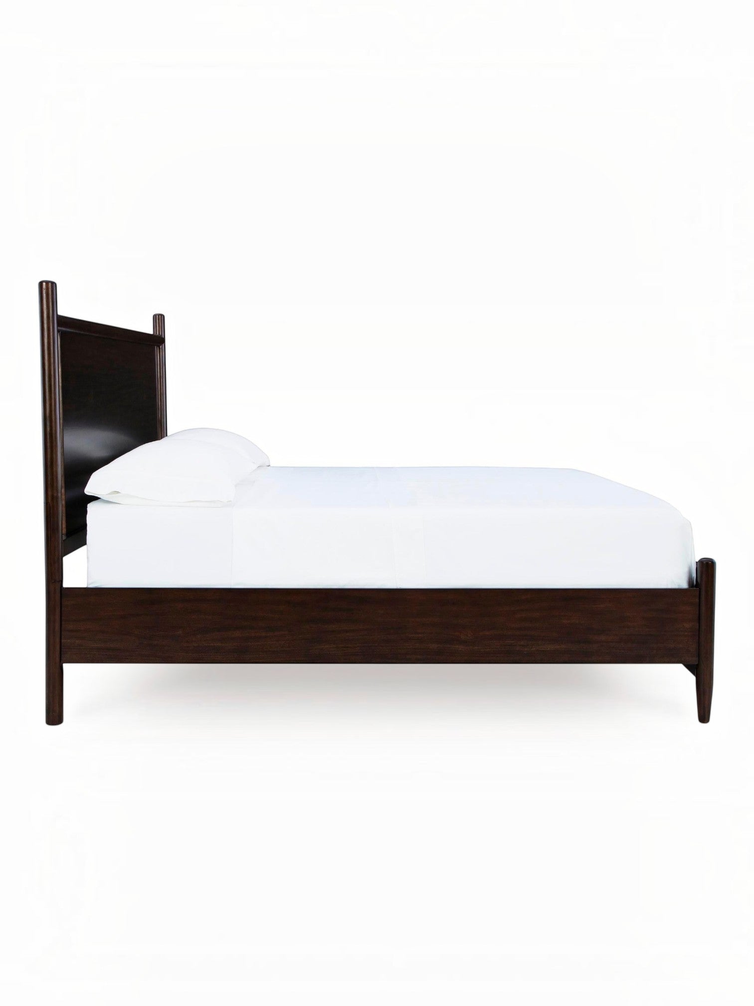 Grand lit Rosie TOCO Meubles en bois merlot avec tête de lit et pieds arrondis, style Mid-Century.