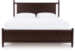 Grand lit Rosie TOCO Meubles en bois merlot avec tête de lit et pieds arrondis, style Mid-Century.