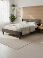 Grand lit Solene TOCO Meubles au design contemporain épuré avec cadre en bois foncé dans une chambre moderne.