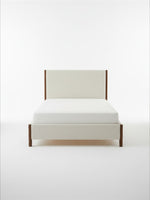 Grand lit Zavian TOCO Meubles en tissu chenille beige avec montants en bois chêne et sommier à lattes intégré.