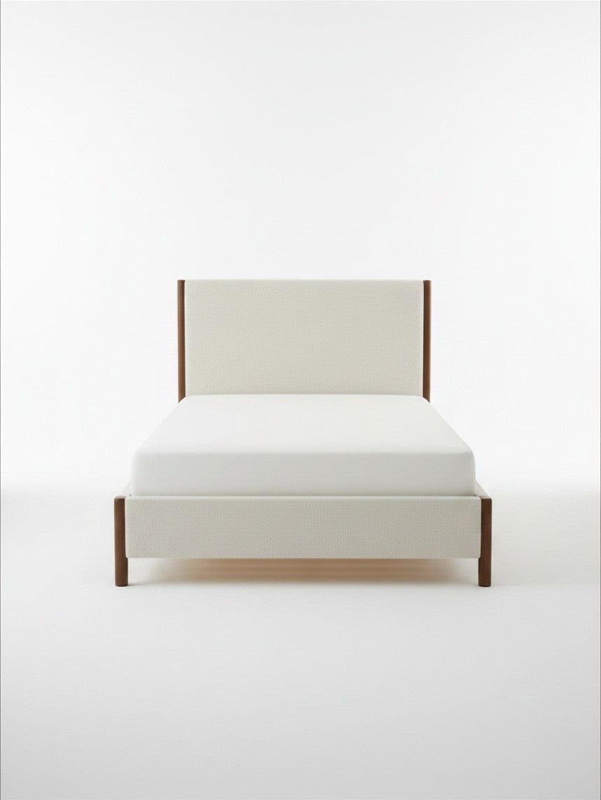Grand lit Zavian TOCO Meubles en tissu chenille beige avec montants en bois chêne et sommier à lattes intégré.