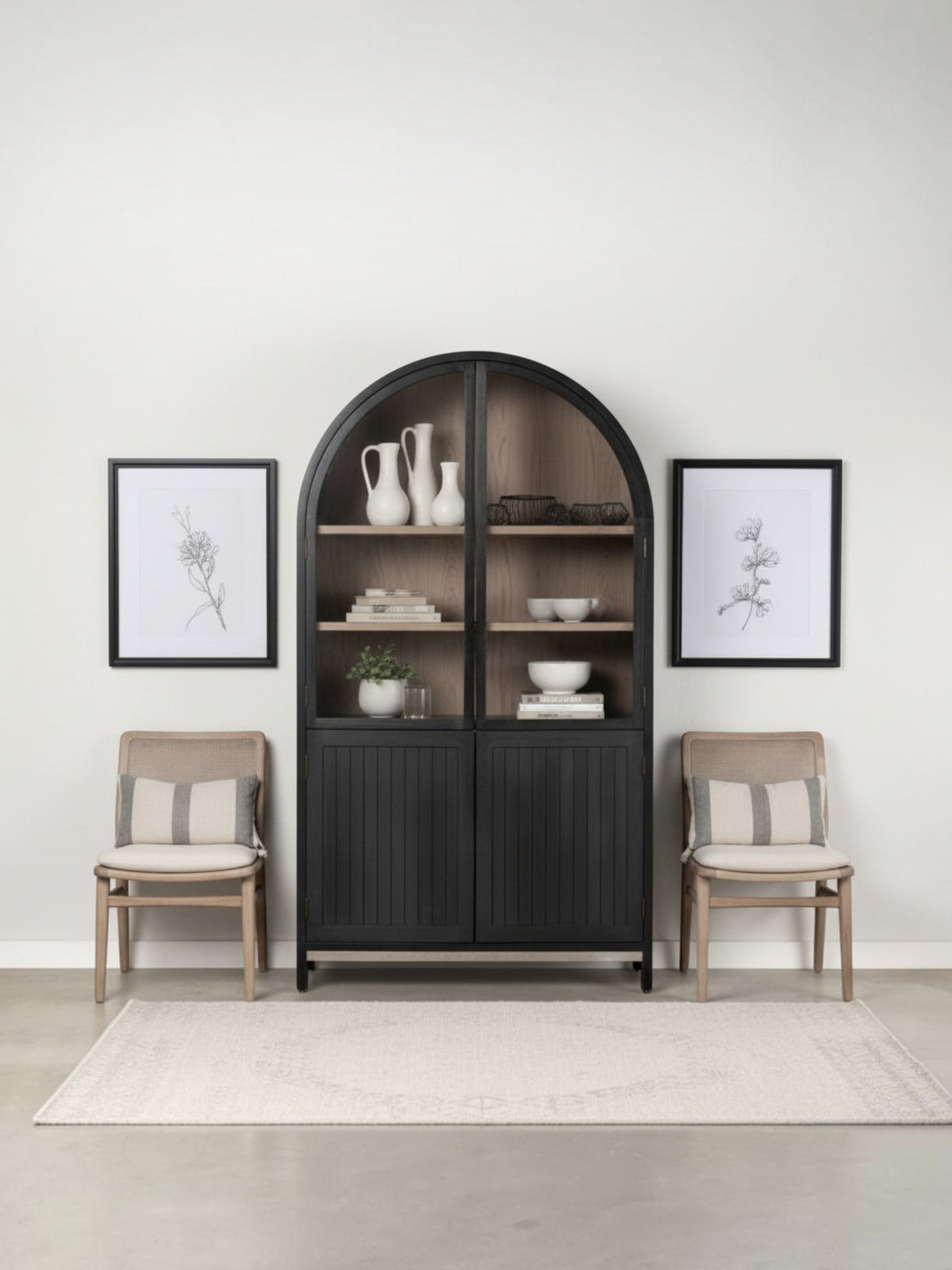 Grand vase en céramique blanche Burton de TOCO Meubles posé sur une étagère dans une vitrine noire arquée