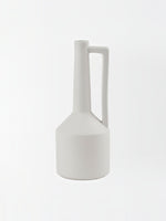 Grand vase en céramique blanche Burton de TOCO Meubles avec une anse latérale élégante et un design minimaliste