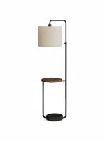 Lampadaire TOCO Meubles Cori avec structure en métal noir, tablette ronde en bois et abat-jour tambour en lin beige.