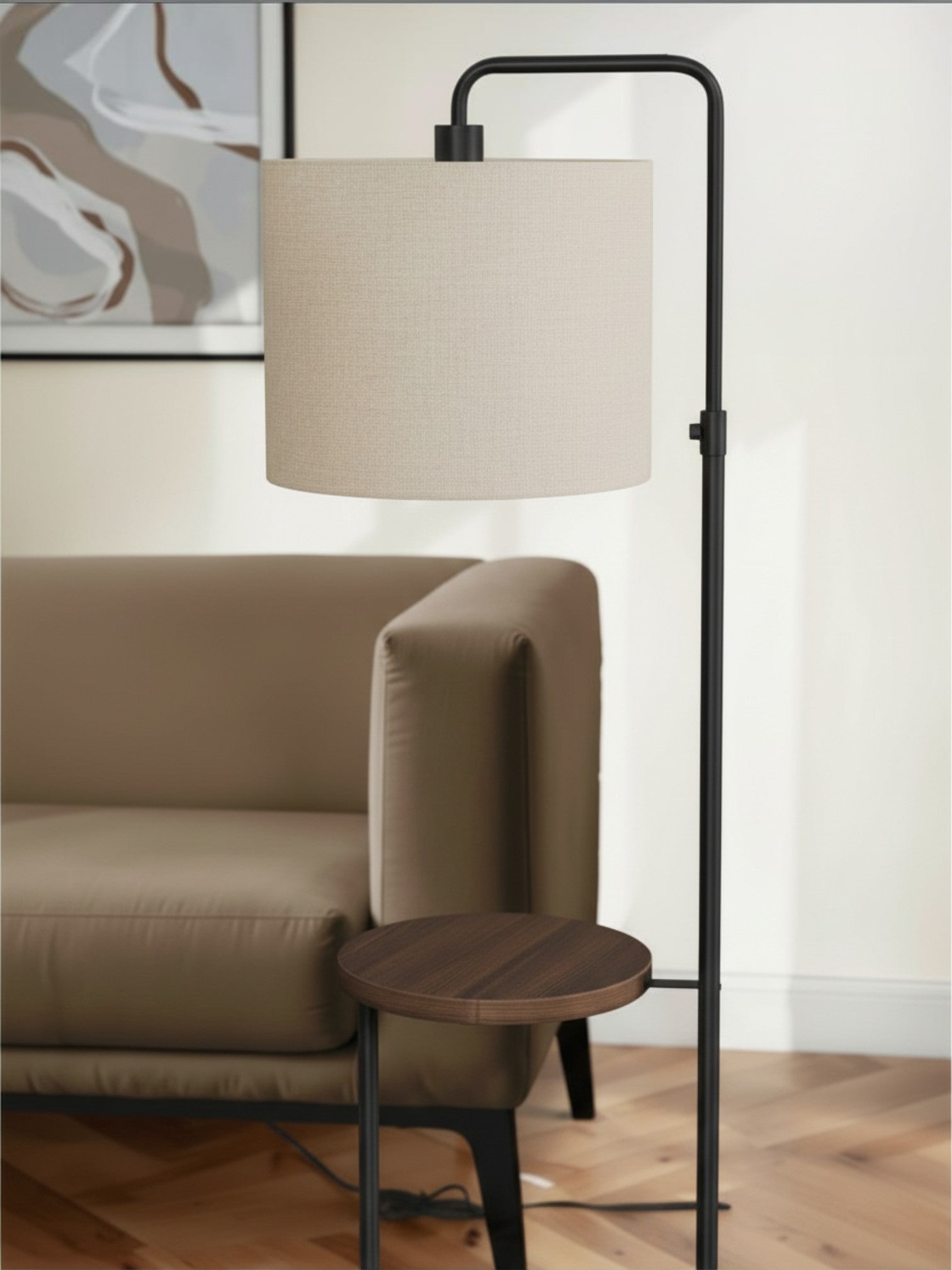 Lampadaire TOCO Meubles Cori avec structure en métal noir, abat-jour en lin beige et tablette intégrée près d'un canapé