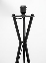 Structure en métal noir du lampadaire TOCO Meubles Ambrose avec douille centrale et design géométrique élégant