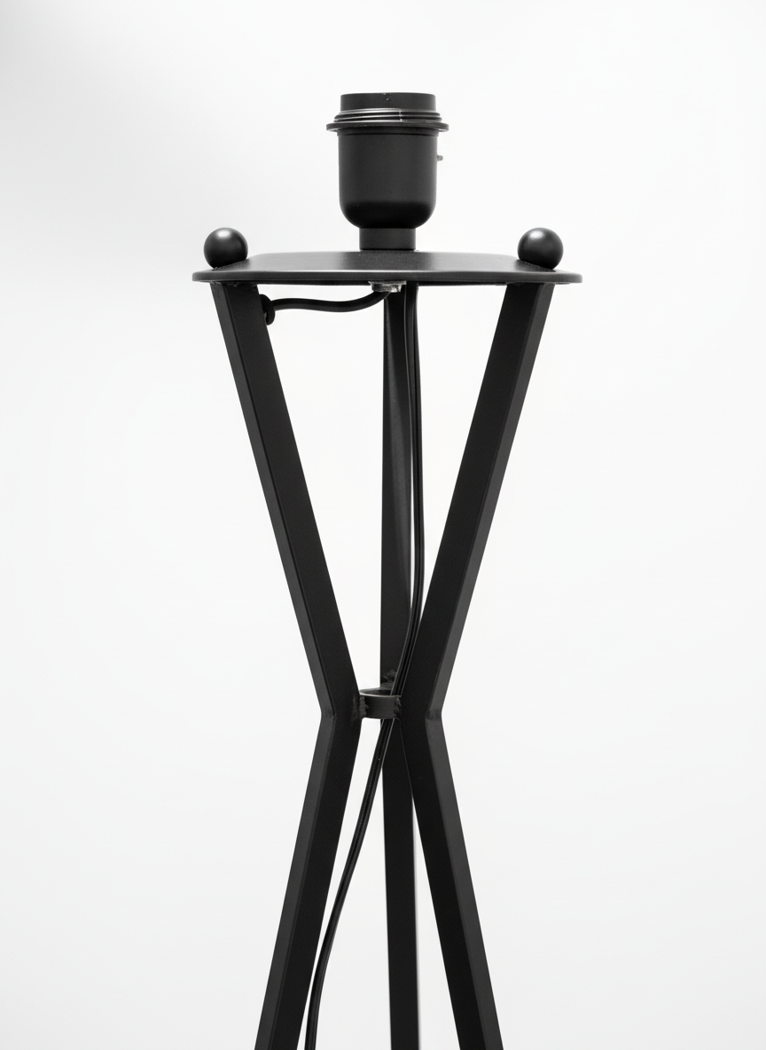 Structure en métal noir du lampadaire TOCO Meubles Ambrose avec douille centrale et design géométrique élégant