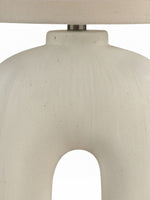 Lampe de table TOCO Meubles Pedro avec base sculpturale en arche beige texturée et abat-jour en lin clair