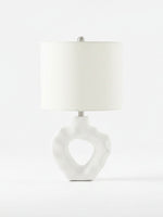 Lampe de table TOCO Meubles Belo avec base sculpturale blanche ondulée et abat-jour cylindrique en lin blanc