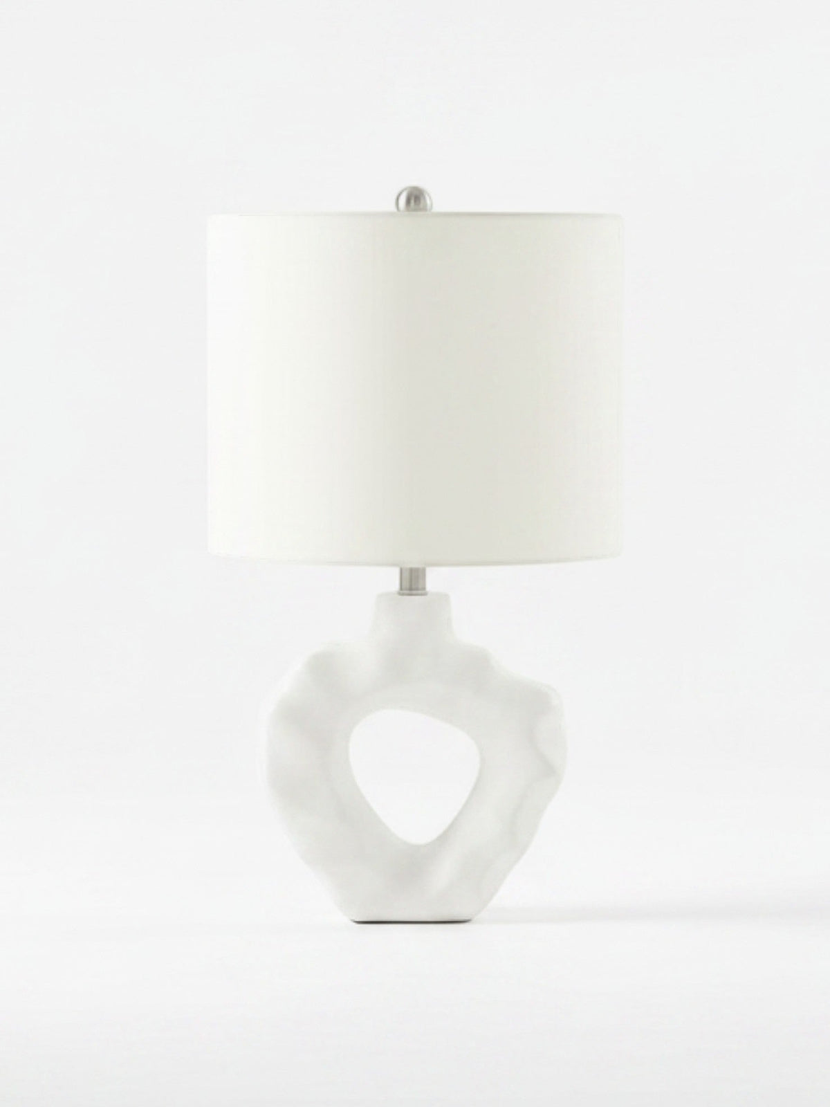 Lampe de table TOCO Meubles Belo avec base sculpturale blanche ondulée et abat-jour cylindrique en lin blanc