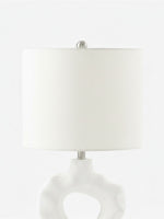 Lampe de table TOCO Meubles Belo avec base sculpturale blanche en résine et abat-jour cylindrique en lin blanc
