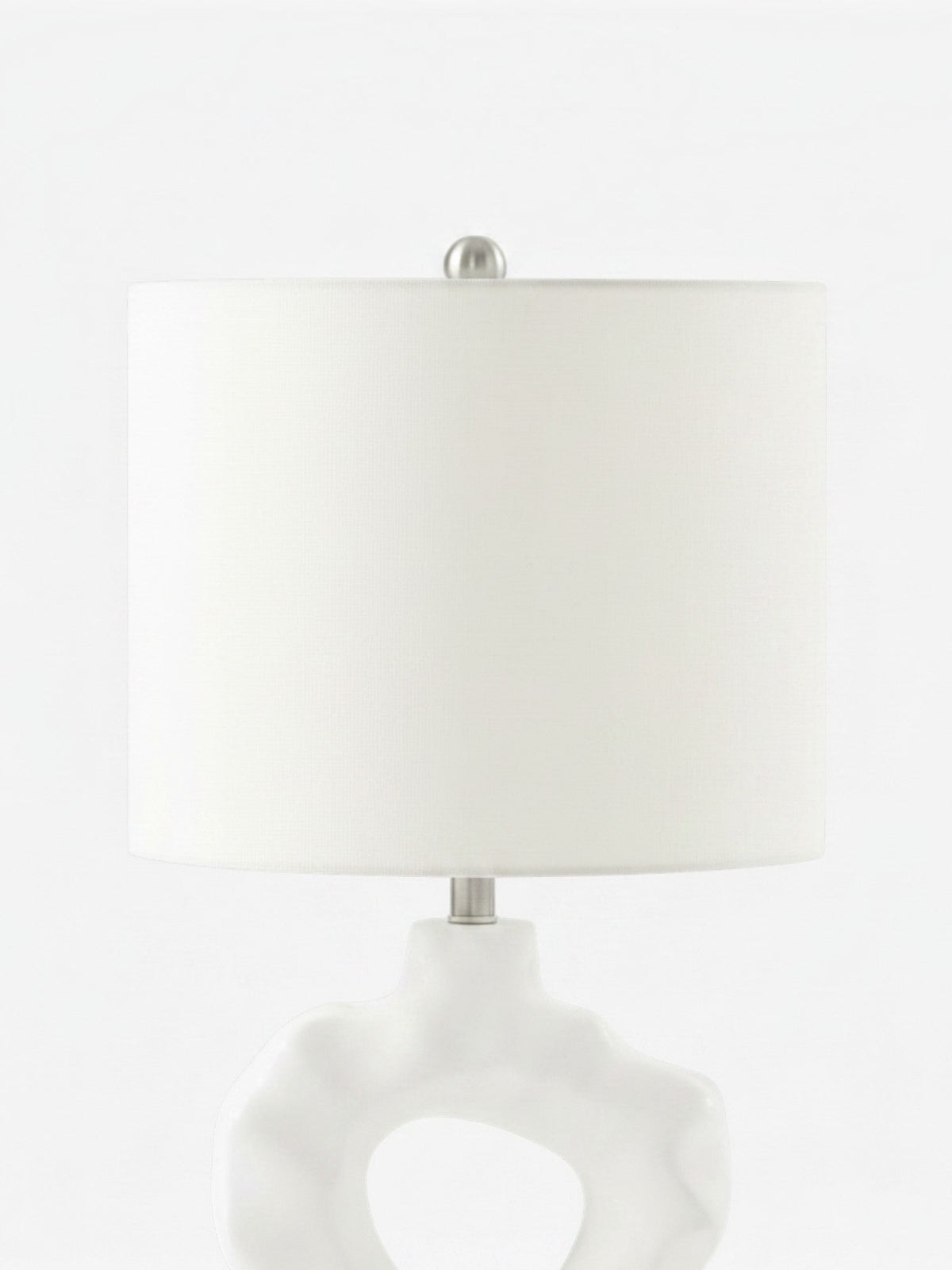 Lampe de table TOCO Meubles Belo avec base sculpturale blanche en résine et abat-jour cylindrique en lin blanc