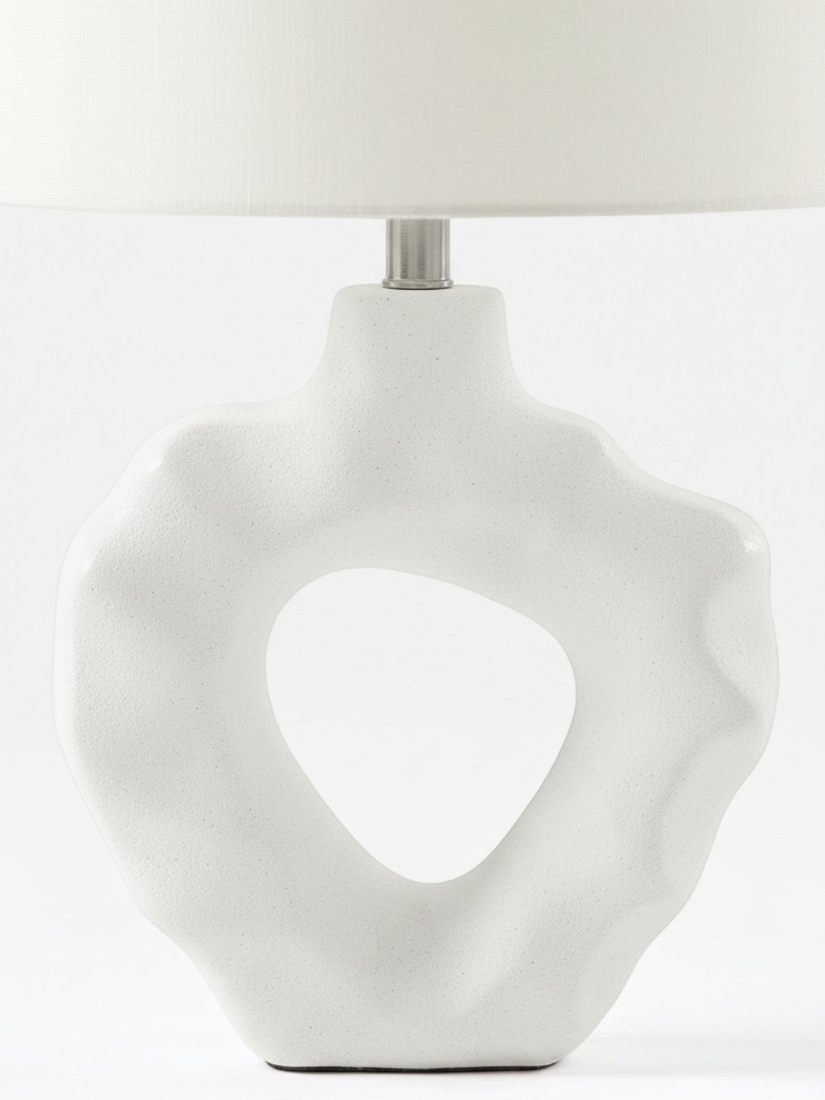 Lampe Belo TOCO Meubles avec base sculpturale blanche en résine et abat-jour en lin pour un éclairage doux