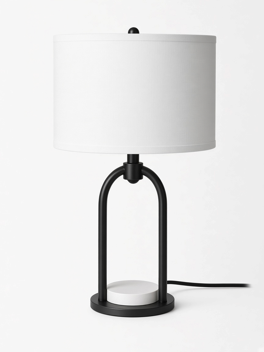 Lampe de table TOCO Meubles Sarah avec cadre arqué noir, base en marbre blanc et abat-jour cylindrique texturé blanc.