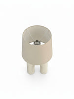 Lampe de table TOCO Meubles Pedro avec base sculpturale en arche et abat-jour en lin beige vue de dessus