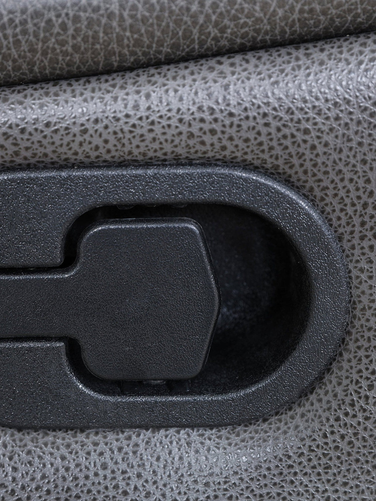 Levier manuel noir pour fauteuil inclinable TOCO Meubles Lewis avec revêtement en cuir gris texturé