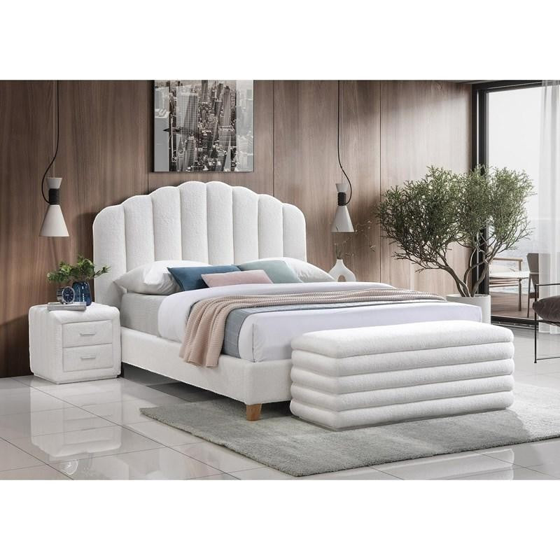 Lit double Adele blanc effet peluche de TOCO Meubles avec tête de lit capitonnée et pieds en bois naturel.