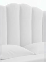 Tête de lit TOCO Meubles Adele blanche en tissu effet peluche avec design vertical rembourré et élégant