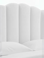 Tête de lit TOCO Meubles Adele blanche en tissu effet peluche avec design vertical rembourré et élégant